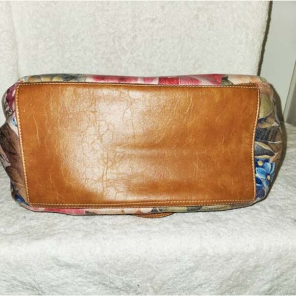 BUENO X-LARGE VEGAN FLORAL PATTERN SHOULDER HANDBAG, BRASS HARDWARE - Picture 4 of 5